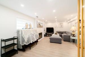 Modern Private 2 BR with 1 bath, 3 beds, West Van