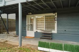 Modern Private 2 BR with 1 bath, 3 beds, West Van