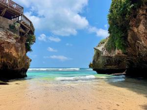 20 Steps at Uluwatu, Surf, Beach, Cave, Cliff, Waves