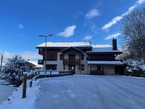Appartement cosy avec grande terrasse, au pied des pistes - FR-1-505-239