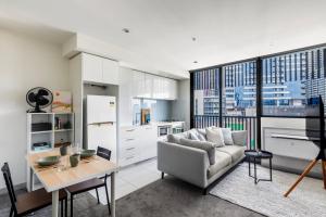 Carlton Skyline Spot with Chill Vibes