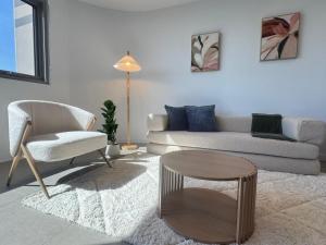 Luxe 2BR with Rooftop Pool and CBD View