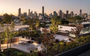 Luxe 2BR with Rooftop Pool and CBD View