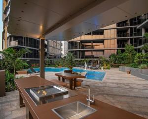 1BR Brisbane one Skyline with Pool, Free Parking and Gym