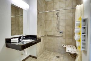 Queen Room - Disability Access - Non-Smoking room in Motel 6-Poplar Bluff MO