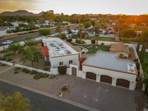 Private Scottsdale Resort! Huge yard and hot tub!