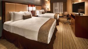Queen Room with Two Queen Beds and Bath Tub - Mobility Access/Non-Smoking room in Best Western Plus Boardman Inn & Suites