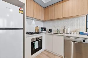 Luxe 2BR Apt | Huge Balcony+BBQ | Adelaide CBD