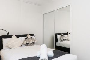 Prime Kingston Modern Apt with Balcony near Lake - Hosted by Canstay