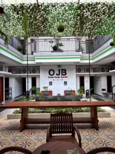 Omah Joglo Bugis Guest House Syariah Cafe & Resto