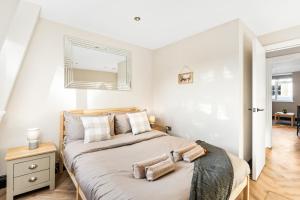 Newly Renovated 1BR Steps from Hove Beach