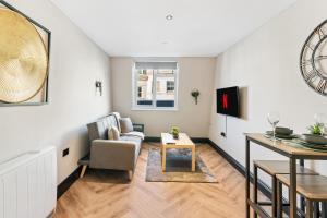 Newly Renovated 1BR Steps from Hove Beach