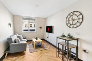 Newly Renovated 1BR Steps from Hove Beach