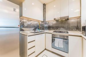 City Living with Street Views, Just a Walk to Bus Stop, Easy Transport to Burj Khalifa and Dubai Mall, Nobles Tower, Business Bay by Deluxe Holiday Homes