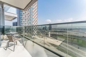 City Living with Street Views, Just a Walk to Bus Stop, Easy Transport to Burj Khalifa and Dubai Mall, Nobles Tower, Business Bay by Deluxe Holiday Homes