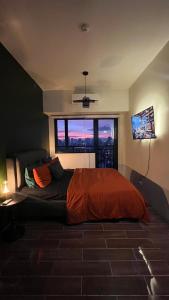 Newly Renovated Sunset View Unit with Balcony - Near Salcedo & RCBC Makati! Sleeps up to 3