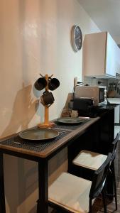 Newly Renovated Sunset View Unit with Balcony - Near Salcedo & RCBC Makati! Sleeps up to 3