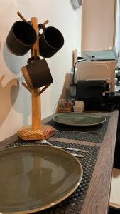 Newly Renovated Sunset View Unit with Balcony - Near Salcedo & RCBC Makati! Sleeps up to 3