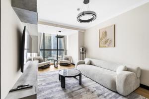 Modern 1BR by the Lake Near DMCC Metro Station