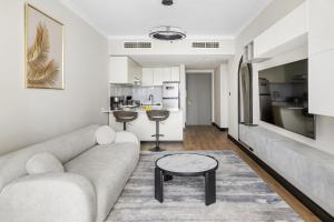 Modern 1BR by the Lake Near DMCC Metro Station