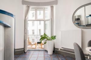 Nowogrodzka Urban Mezzanine Apartment by BookingHost