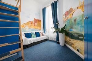 Nowogrodzka Urban Mezzanine Apartment by BookingHost