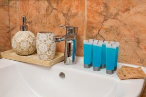 Nowogrodzka Urban Mezzanine Apartment by BookingHost