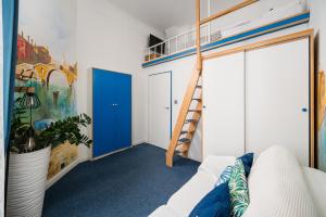 Nowogrodzka Urban Mezzanine Apartment by BookingHost