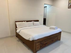 4BHK villa with pool by Phoenix Stays