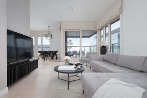Mennica Residence Elegant Apartment with Parking and Air Conditioning by Renters Prestige