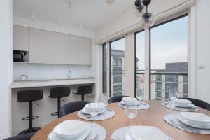 Mennica Residence Elegant Apartment with Parking and Air Conditioning by Renters Prestige