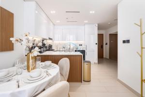 Close to Community Park, Minutes Walk from Circle Mall, and Short Drive to Dubai Miracle Garden and Butterfly Garden - Binghatti Amber, JVC by Deluxe Holiday Homes