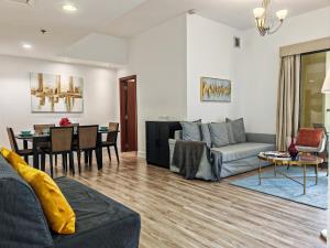 La Buena Vida Holiday Homes - Modern, Luxe & Spacious 4-Bed, Full Kitchen, near to Beach, Tram & Marina