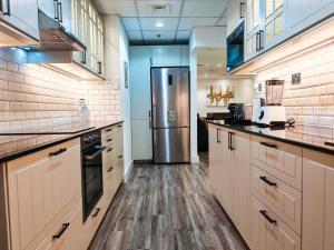 La Buena Vida Holiday Homes - Modern, Luxe & Spacious 4-Bed, Full Kitchen, near to Beach, Tram & Marina