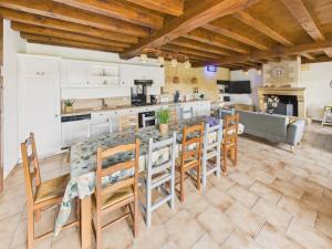 Gîte pour 12 avec terrasse et piscine partagée