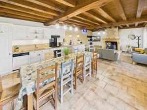 Gîte pour 12 avec terrasse et piscine partagée