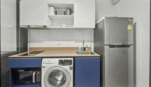 The Base - New Studio Great location, shared Pool