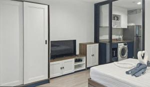 The Base - New Studio Great location, shared Pool