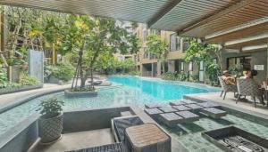 The Base - New Studio Great location, shared Pool