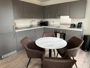 Stylish New 2-Bed Apartment with Parking, Sleeps 5