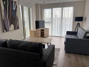 Stylish New 2-Bed Apartment with Parking, Sleeps 5