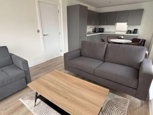 Stylish New 2-Bed Apartment with Parking, Sleeps 5