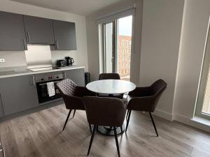 Stylish New 2-Bed Apartment with Parking, Sleeps 5