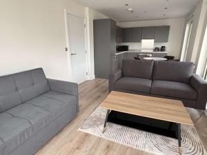 Stylish New 2-Bed Apartment with Parking, Sleeps 5