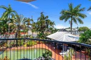 Tropica Vista - Poolside Haven near Cairns Esplanade