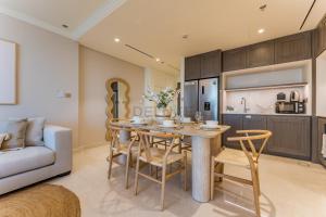 Prestigious Waterfront Community, Beachfront Living Near Dubai Marina and Top Dining Hotspots - Palace Beach Residence Tower 2, Emaar Beachfront by Deluxe Holiday Homes