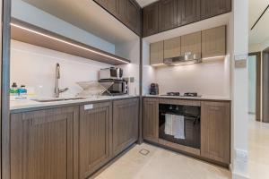 Prestigious Waterfront Community, Beachfront Living Near Dubai Marina and Top Dining Hotspots - Palace Beach Residence Tower 2, Emaar Beachfront by Deluxe Holiday Homes