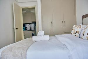 Elegant Pinecrest 1BR with Pool Sauna & City Views Kilimani