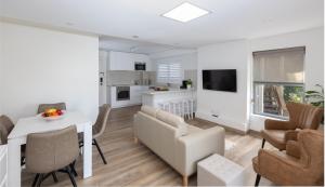 Coastal Views - waterfront guest apartment