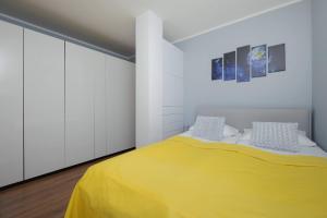 Unique Apartment with Air Conditioning and Underground Parking by Noclegi Renters